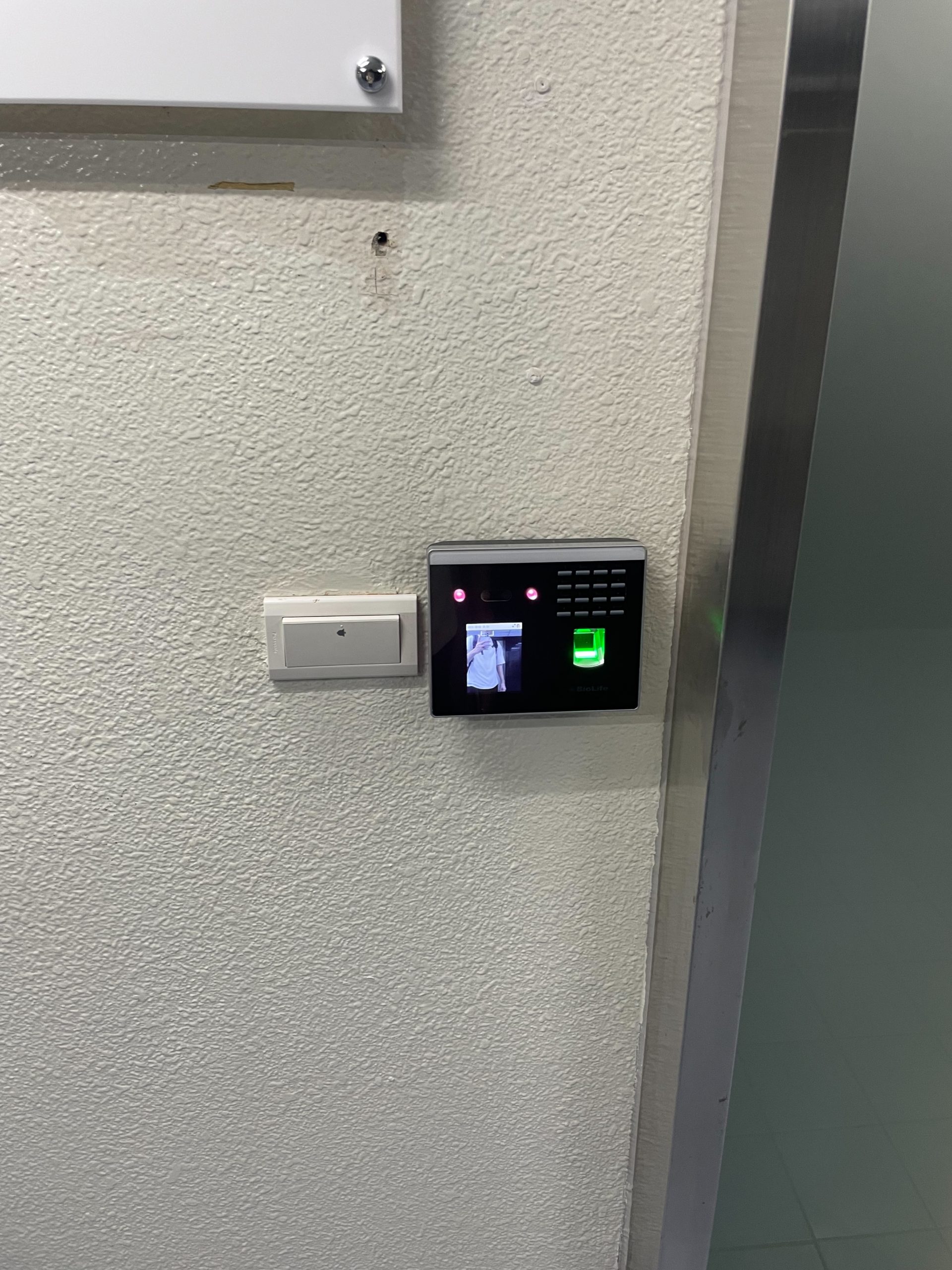 人臉辨識機: 以其先進的技術、高效的性能和靈活的應用場景，成為智慧建築與建案門禁管理的核心設備。無論是施工場地的安全保障，還是高端住宅的便利管理，亦或是門禁社區的綜合應用，SF100都能提供可靠、高效的解決方案