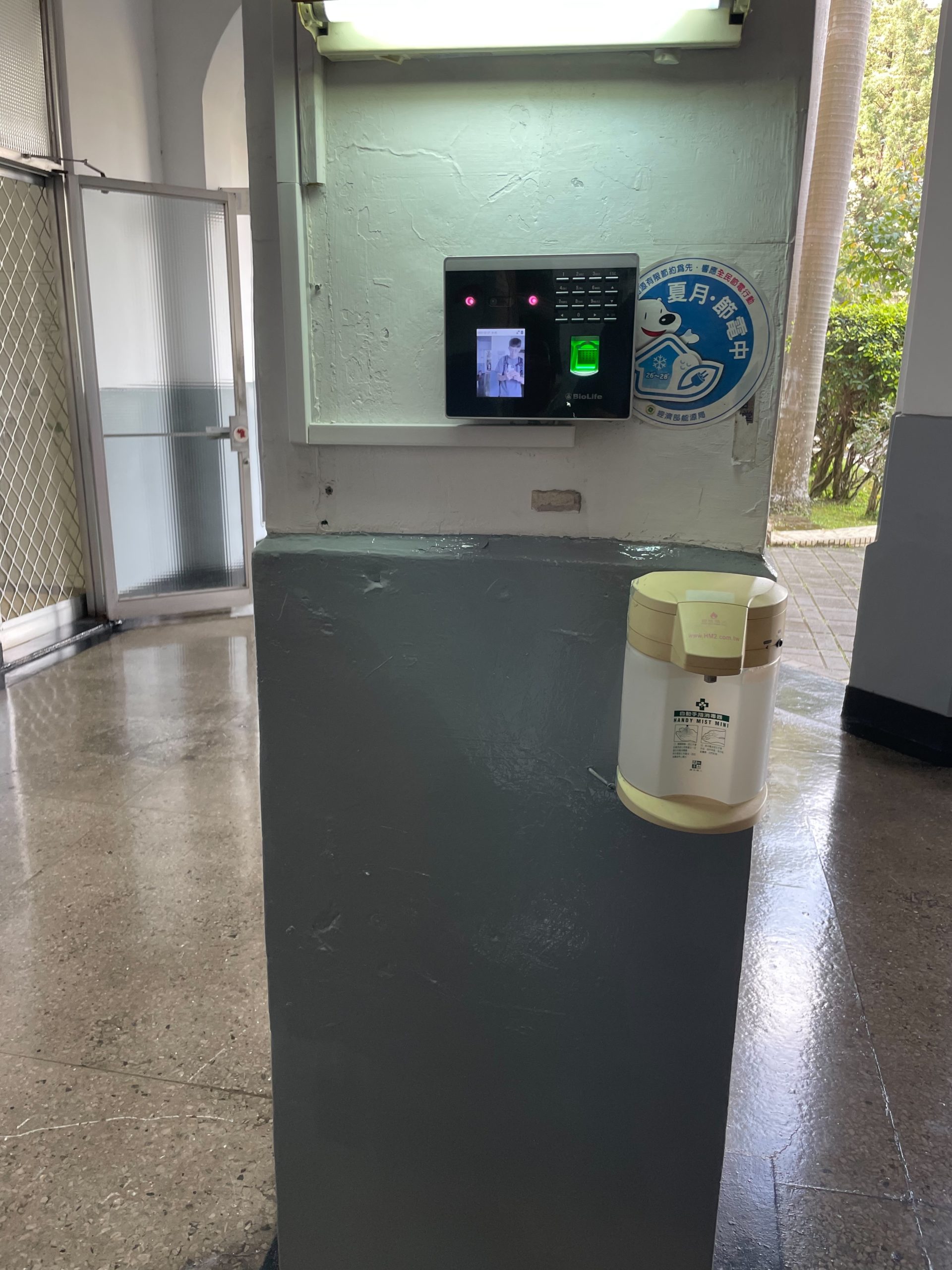人臉辨識機: 成為智慧建築與門禁管理的重要設備，尤其在高安全需求的場所更為關鍵