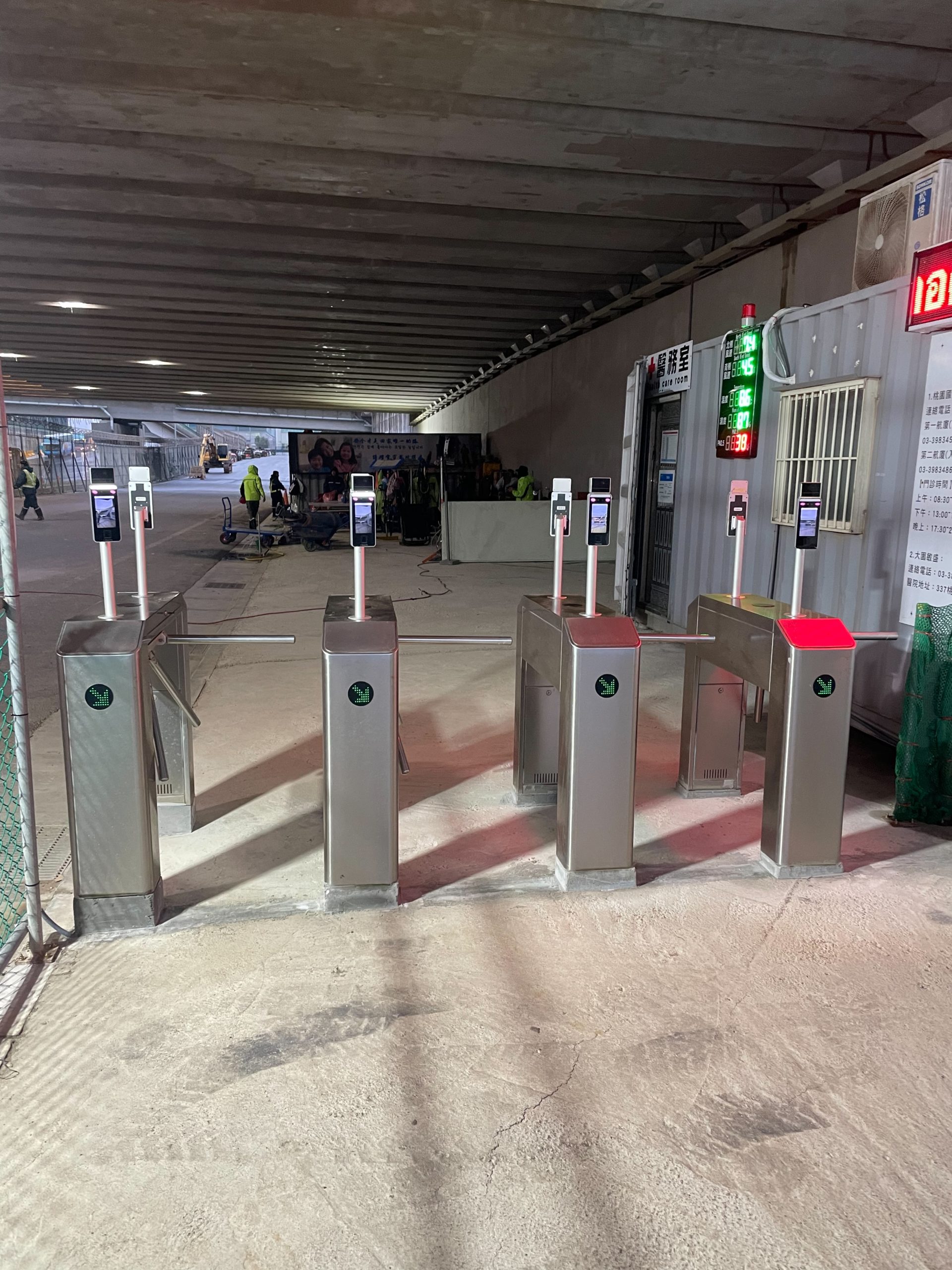通關機: 已成為門禁與差勤管理不可或缺的設備。韓商三星物產營造股份有限公司引進的SF200T測溫人臉辨識通關機，不僅集成了高效的人臉辨識機技術，還具備測溫功能，為建案、玄關門、大樓門禁及門禁社區應用提供全方位支持，提升了安全性和管理效率