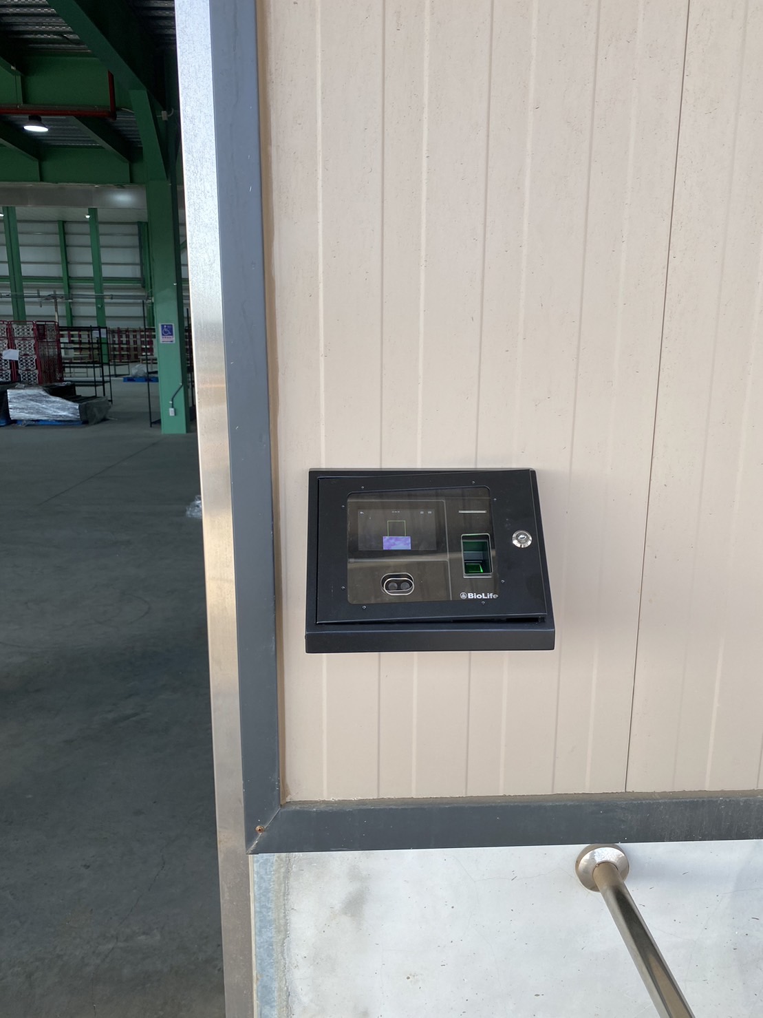 人臉辨識機: 已成為建築與建案門禁管理中的核心設備。富邦媒體科技股份有限公司DC11倉引入了TF09人臉辨識機，結合電子鎖、門鎖、指紋機及監控系統