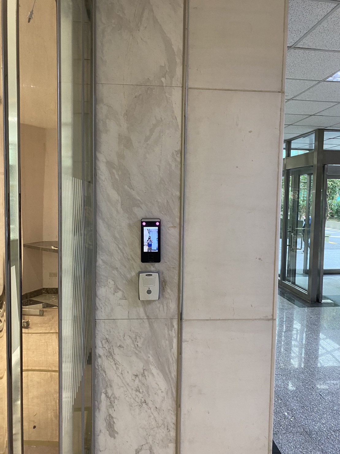 指紋機: 以其卓越的性能和多功能特性，成為現代化門禁與差勤管理的核心設備