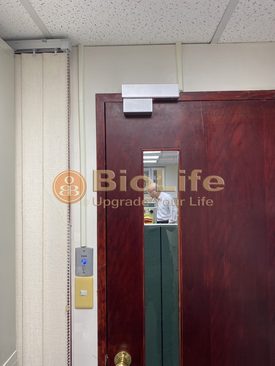 指紋機: 作為專業的門禁設備，結合建築與建案的多樣需求，提供了安全、高效的身份驗證解決方案
